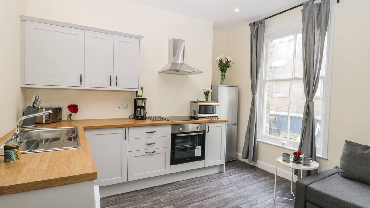 24 BAXTERGATE, family friendly, character holiday cottage in Whitby