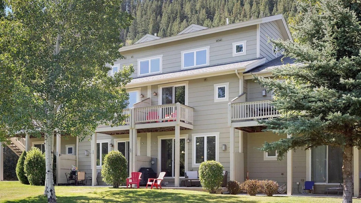 4 bedroom Eagle Vail townhome on golf course; minutes to Vail and Beaver Creek