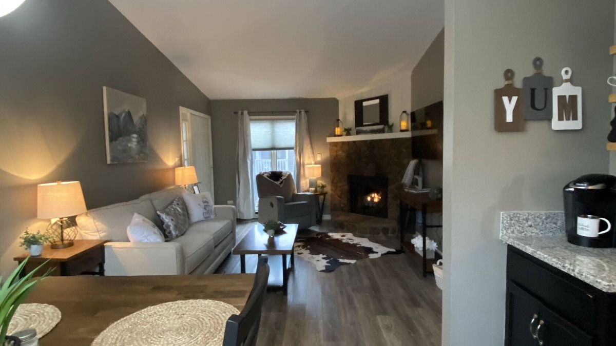 5 star cozy condo Blowing Rock -walk to main-3rd floor-close to skiing!