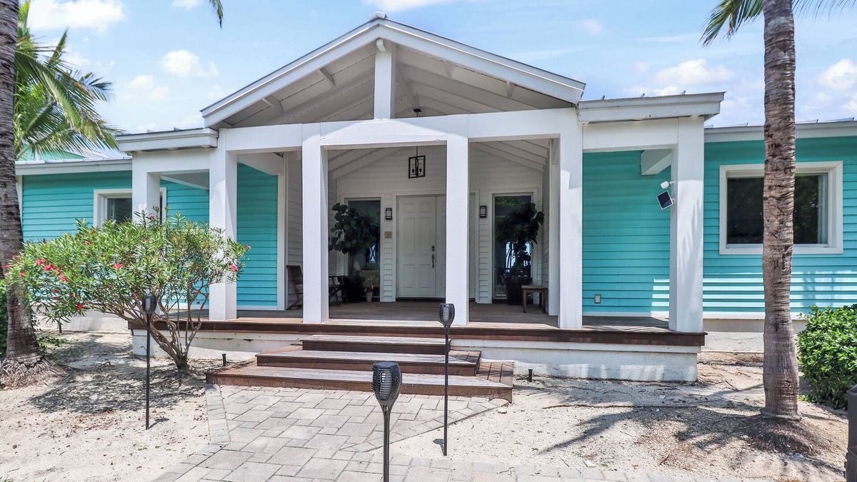 Barefoot Haven-4 Bedroom Beachfront Home- RWBimini/Bimini Bay Community