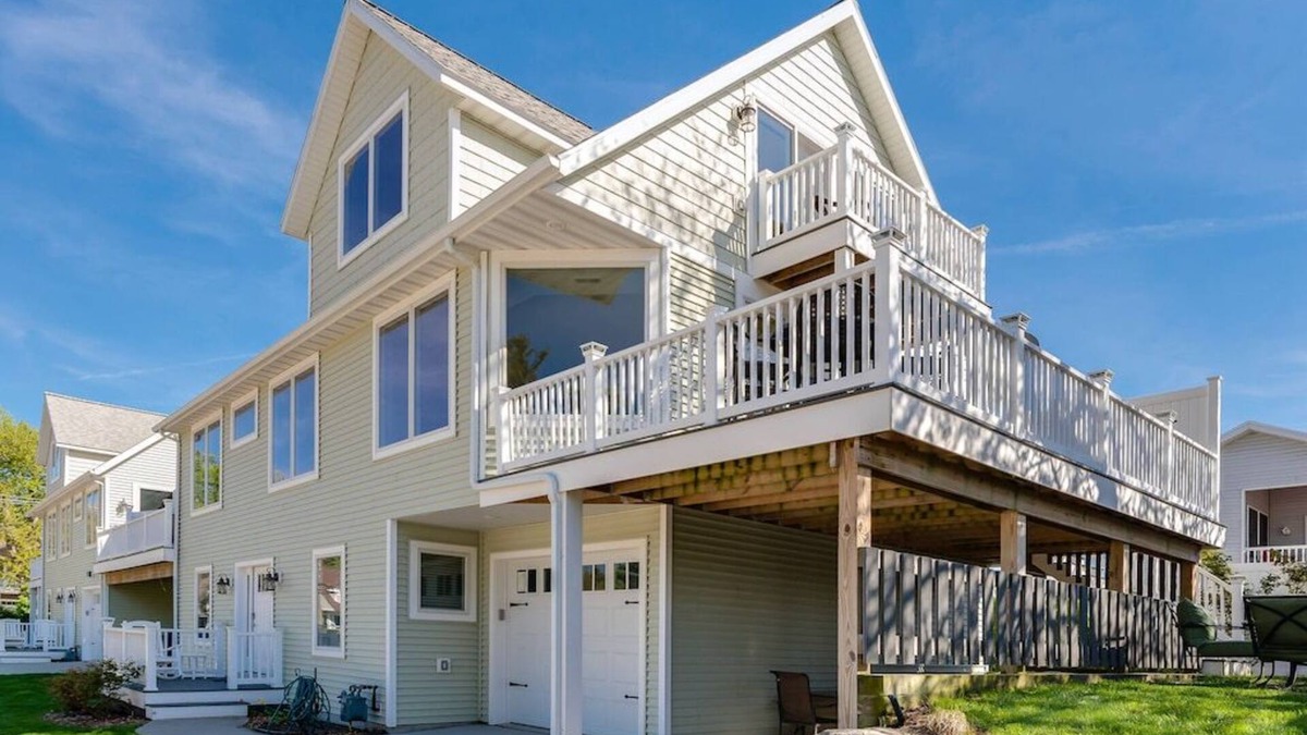 Beachfront Luxury Home-NEW Private Heated Pool, Lake View, Firepit, Game Room