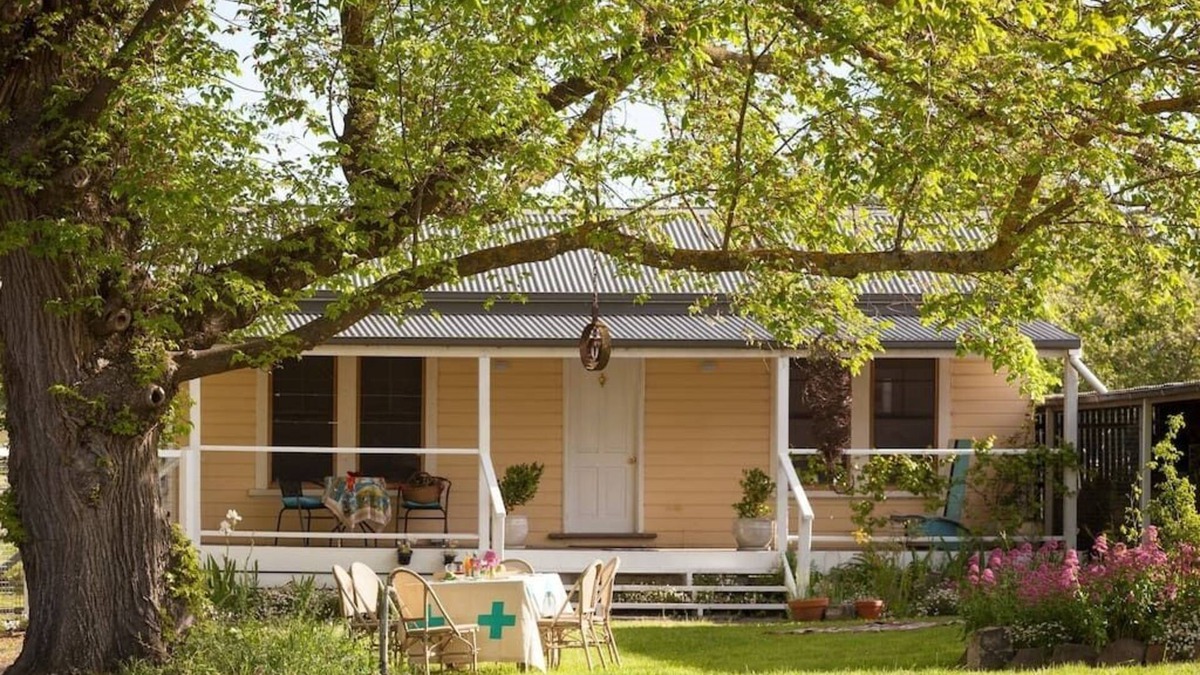 BIRD HOUSE - A ROMANTIC SHACK ON THE EDGE OF PIPER ST