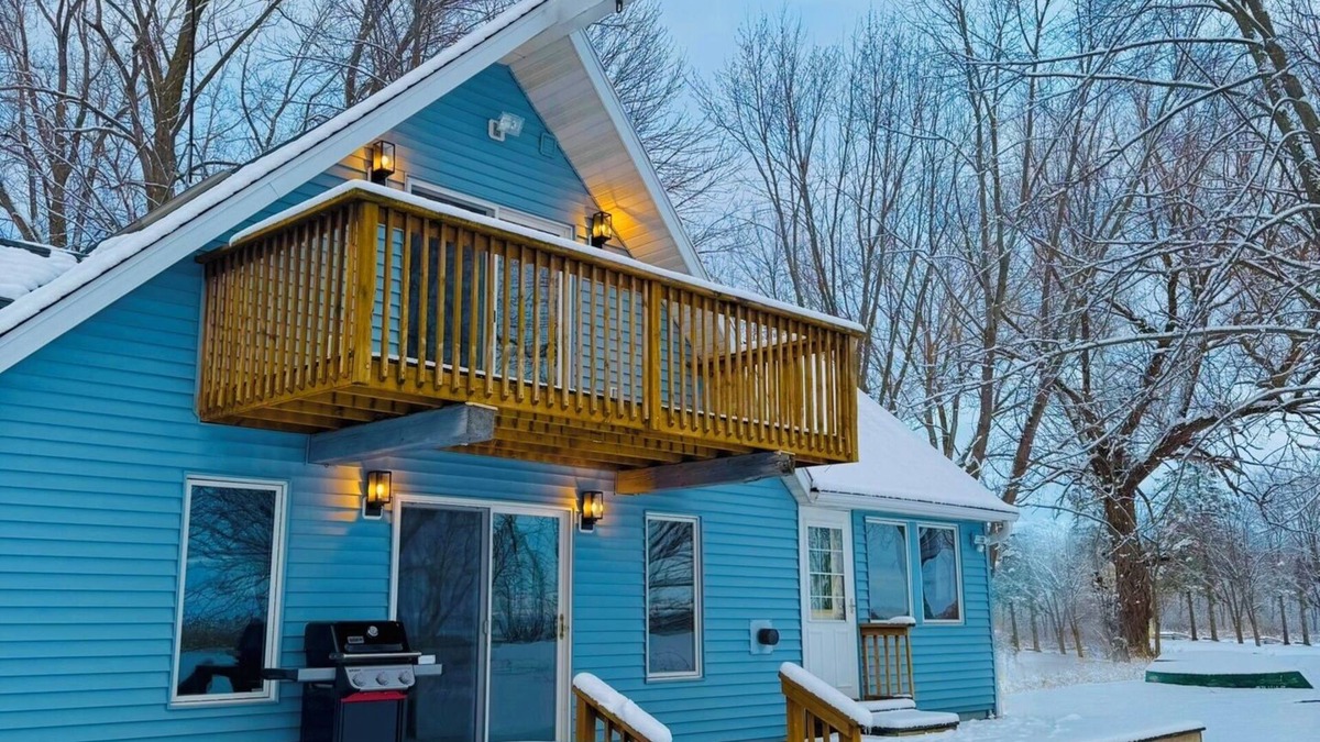 Charming Lakefront cabin w/Jaccuzi