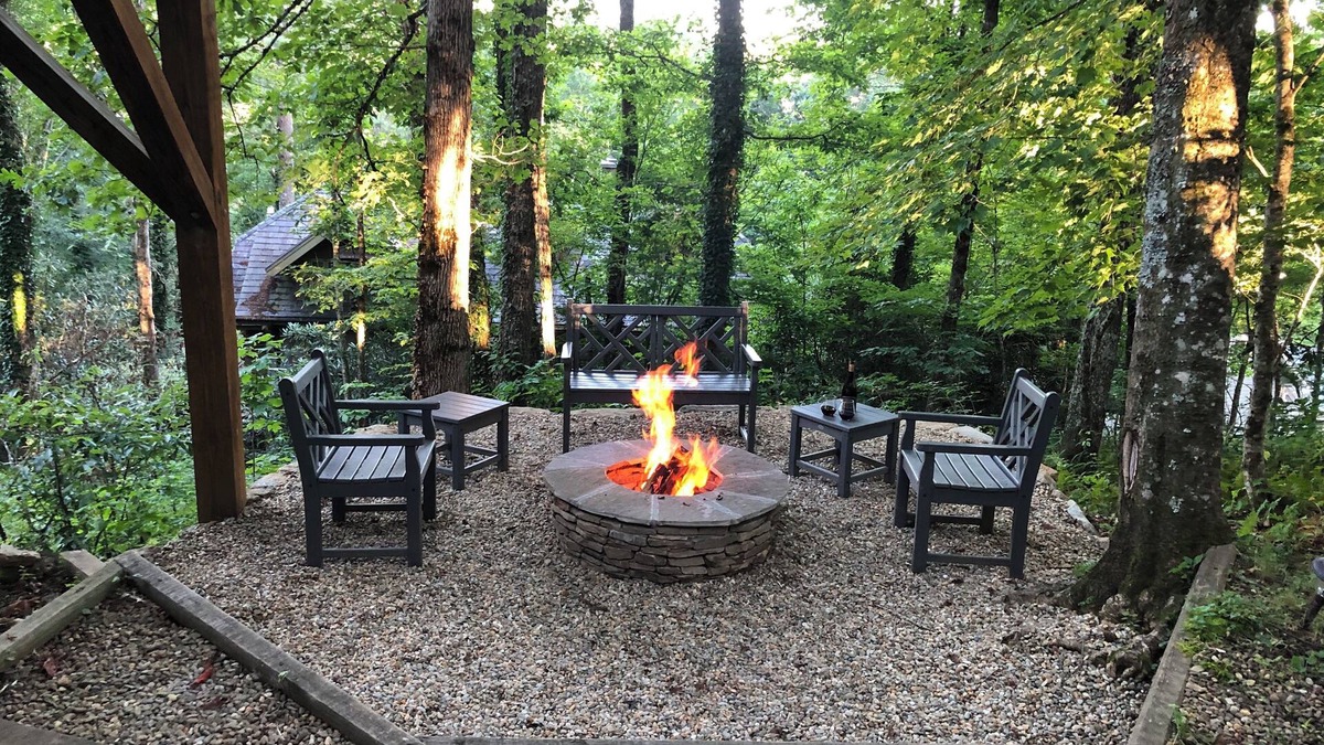 Cozy Yet Modern Cottage. Pet Friendly. 1.3 Miles to Town. Mountain Views.