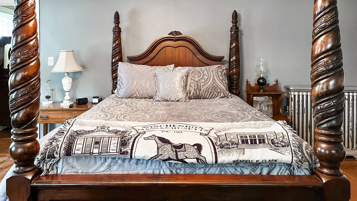Enjoy your stay in an antique home in an antique toy museum!