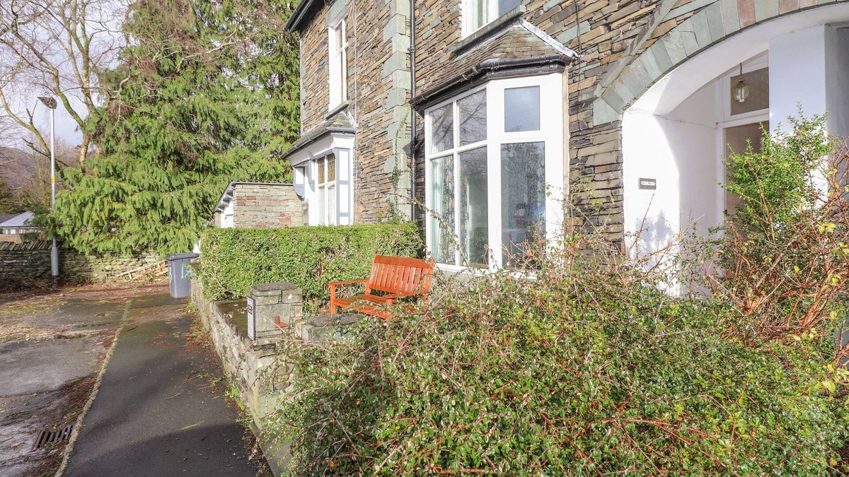 FERNLEIGH COTTAGE, pet friendly, with open fire in Ambleside