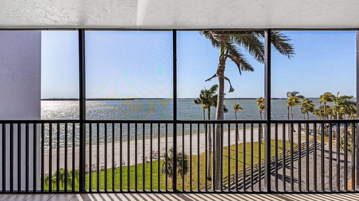 Fully Renovated, Resort Corner Condo in Sanibel Harbour Tower with Private Beach