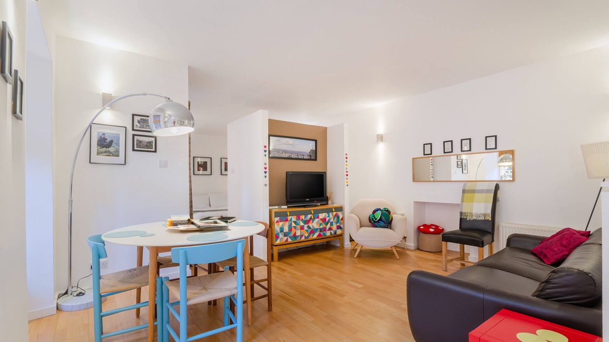Gorgeous Grassmarket Apartment! In quiet & secure courtyard in central Old Town