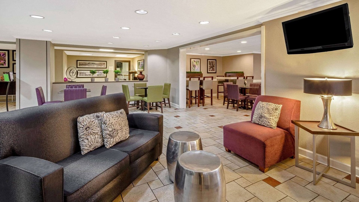 La Quinta Inn & Suites by Wyndham Miami Airport East