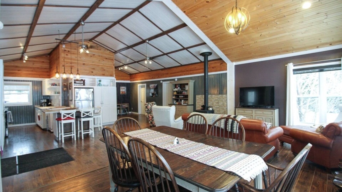 Le Duc on the Lake - Cozy waterfront Cottage