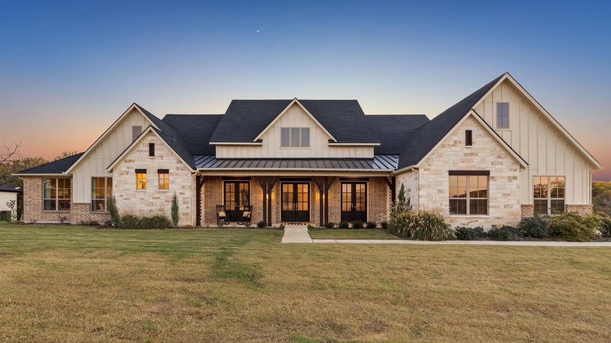 Luxury Family Estate near Dallas w/games & outdoor living, sleeps 22