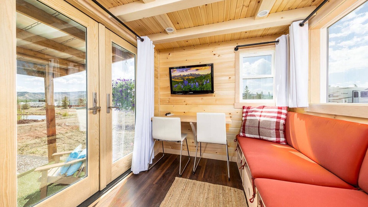 Luxury Tiny Home/Base Camp to Ouray, Telluride/3 Queen beds/Washer & Dryer/Smart TV/Hot Tub Access/Patio w/Mountain Views/Fire Pit/11 mi to Airport