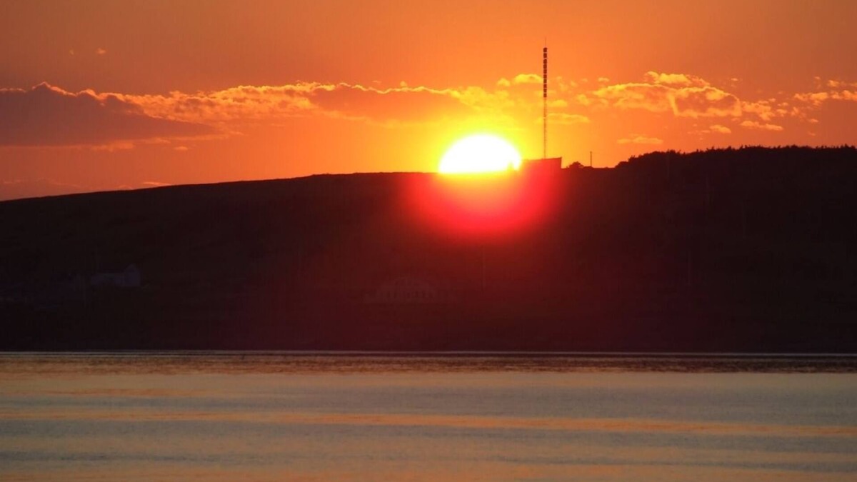 New Beachfront Post+beam Cottage, Amazing Sunsets and Just Off Cabot Trail