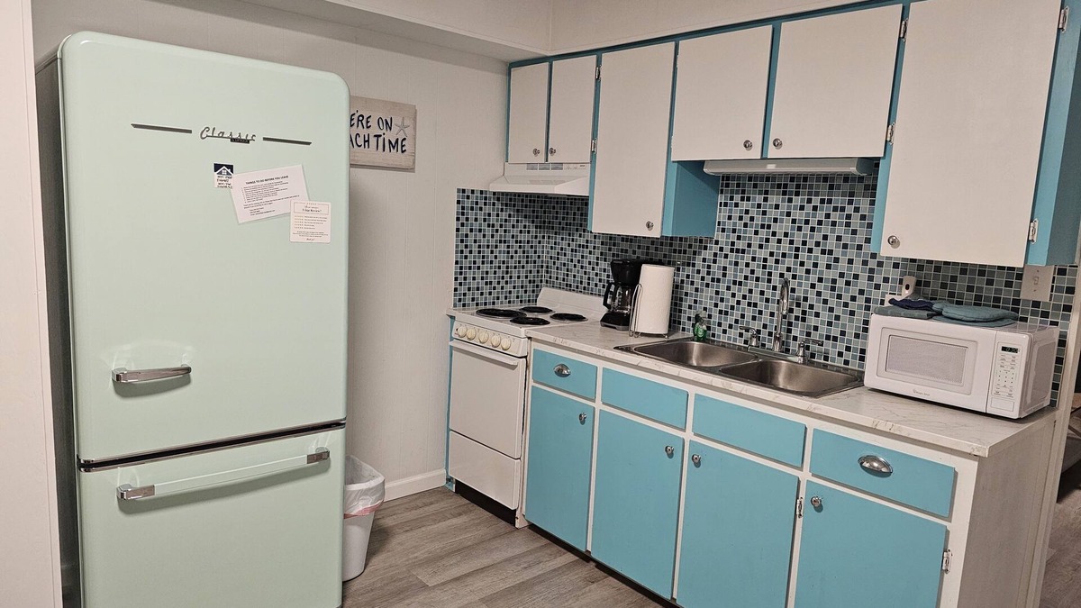 Retro Retreat: Near beach, beautiful pool, walk to park and coffee shop.