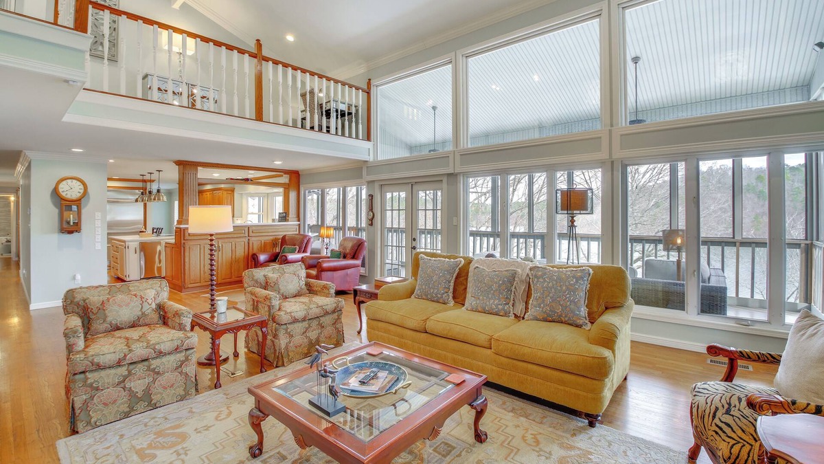 Screened-In Porch w/Views: Hot Springs Getaway!