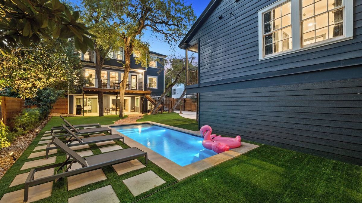 Sleeps 20 - Pool, Luxe Historic Home + Guest House