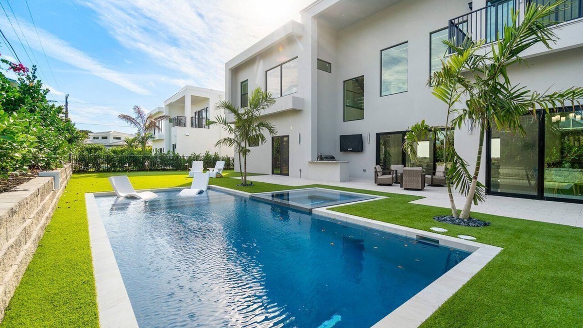 SOL HAUS! LUXE NEW 6 BDRM BEACH HOUSE W/STUNNING VIEWS/POOL/SPA/PUTTING GRN/GYM