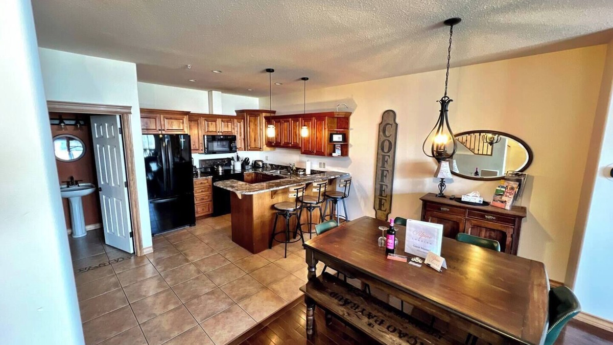 SullivanStone 34 - Golf - Ski - Hike - Chill - Private Hot Tub - Sleeps 10