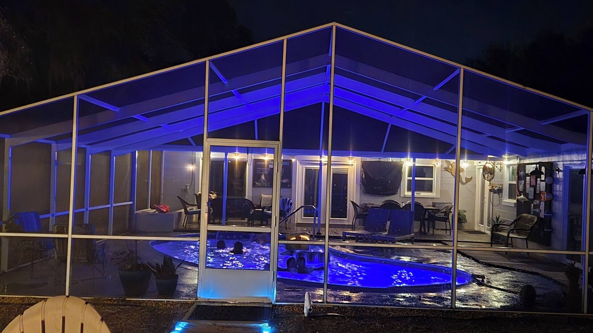 Summer dates-3/2 Waterfront w/Heated Pool-Tiki Bar-Kayaks-great neighborhood.