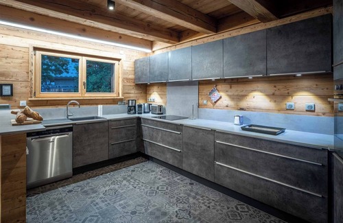Viel-Alpe Ski Chalet | Mountain View Retreat: Steps from the Gondola & Spa Access