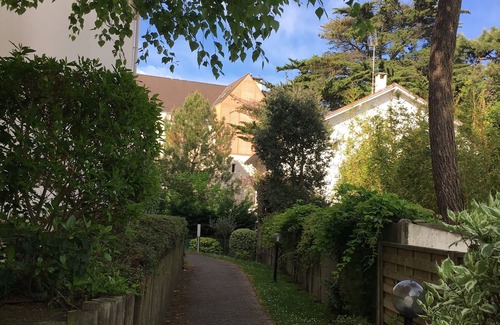La Baule-Escoublac Apartment | Tranquil Studio Steps from the Beach and Market, 10/10 Rated
