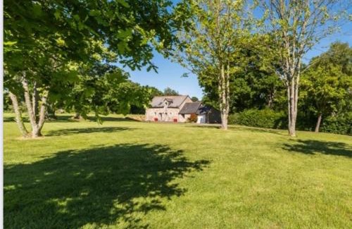 Pommerit-le-Vicomte Bed & Breakfast | Experience À L'orée Du Bois: Family-Friendly Retreat with Pool