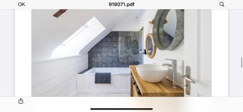 Pommerit-le-Vicomte Bed & Breakfast | Experience À L'orée Du Bois: Family-Friendly Retreat with Pool