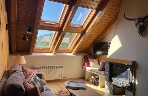 Alt Aneu Apartment | Rustic Luxury Retreat with Hot Tub in Esterri d'Àneu