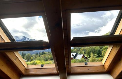 Alt Aneu Apartment | Rustic Luxury Retreat with Hot Tub in Esterri d'Àneu