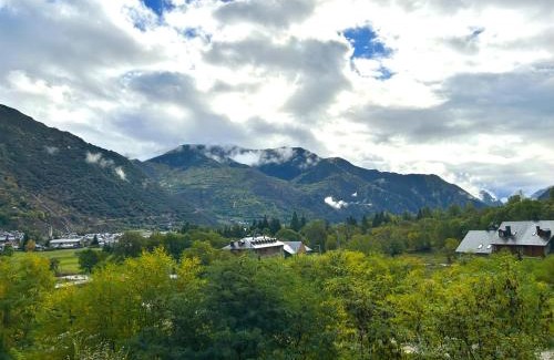 Alt Aneu Apartment | Rustic Luxury Retreat with Hot Tub in Esterri d'Àneu