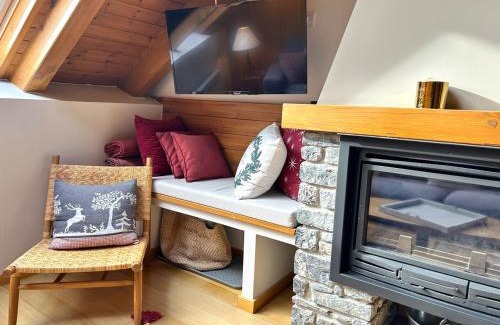 Alt Aneu Apartment | Rustic Luxury Retreat with Hot Tub in Esterri d'Àneu