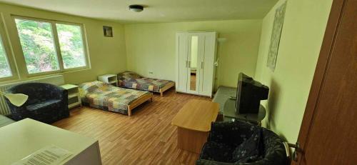 Many Apartment | Dreamy Álomvölgy: Family-Friendly with Breakfast & Hot Tub