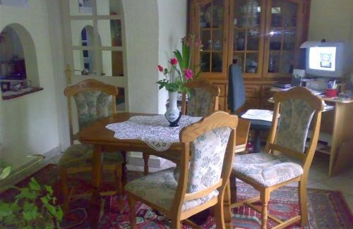 Hajduszoboszlo Apartment | Relax at Árnyas Vendégház with Ocean Views & Private Beach