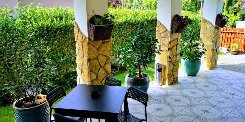 Herceghalom Apartment | Welcoming Árvalányhaj Home Apartman: Pet-Friendly Retreat