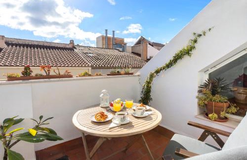 Ensanche Centro Apartment | Bright ÁTICO in SOHO: Top-Rated Family-Friendly Retreat