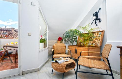 Ensanche Centro Apartment | Bright ÁTICO in SOHO: Top-Rated Family-Friendly Retreat