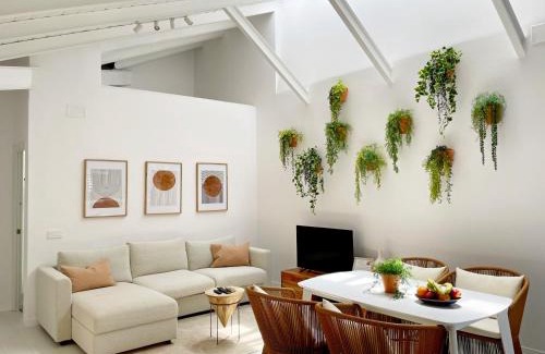 La Goleta Apartment | Delightful Terrace Apartment in La Goleta – Rated 10/10