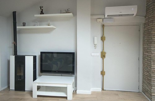 Tudela Apartment | Discover Ático La Mejana: Family-Friendly with Hot Tub