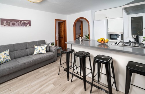 Las Zocas Apartment | Top-Rated ÁTICO Martín: Family-Friendly Holiday Home