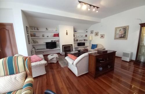 Castro Caldelas Apartment | Family-Friendly Ático Pilos: Ideal for Your Next Getaway