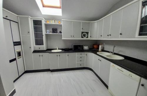 Castro Caldelas Apartment | Family-Friendly Ático Pilos: Ideal for Your Next Getaway