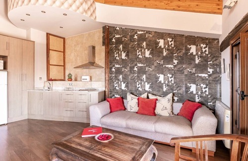 Adahuesca Apartment | Loft-Style Retreat with Hot Tub & Spa Amenities
