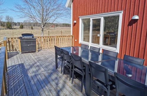 Sollebrunn Villa | Discover Äppelgården: Guest Rated 9.7 with Pool & Kitchen
