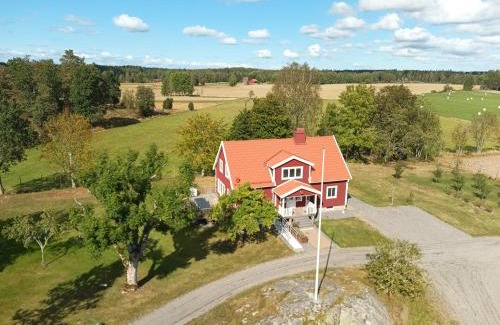 Sollebrunn Villa | Discover Äppelgården: Guest Rated 9.7 with Pool & Kitchen