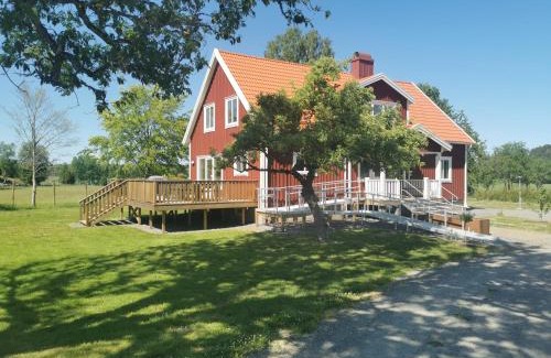 Sollebrunn Villa | Discover Äppelgården: Guest Rated 9.7 with Pool & Kitchen