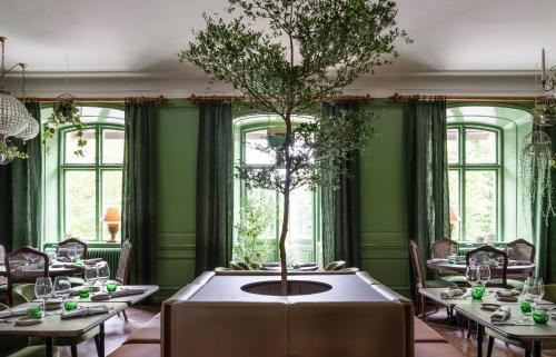 Bromma Hotel | Experience Åkeshofs Slott: Pet-Friendly with Hot Tub Bliss