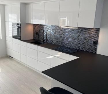 Ny Hellesund House | Oceanfront Årossanden Hytte nr 4 O - Rated 9.4/10!