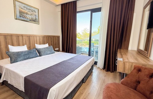 Bitez Hotel | Discover Erdoğanlar Çınar Otel: Pool & Family-Friendly Stay