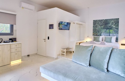 Arillas Resort | Romantic Èmar Honeymoon Suite with Spa & Pool in Corfu