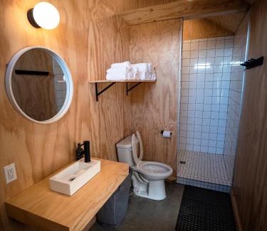 Miguasha-Ouest Ski Chalet | ÉST Eco-Cabins: Pet-Friendly Retreat with Spa & Breakfast